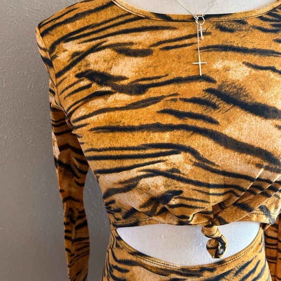 Tiger print cut out midi dress - Picture 6 of 12